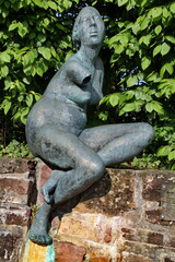 Fototapeta premium Saskia Bronzeskulptur am Schloss Bad Pyrmont