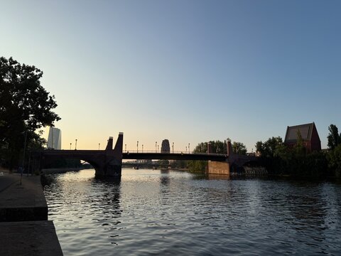 2026년 7월 독일 사진

프랑크푸르트 마인강과 다리가 어우러진 여름 풍경

Summer View of the Main River and Bridge in Frankfurt, Germany