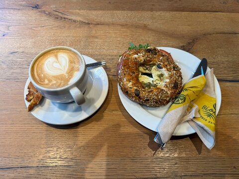 2026년 7월 독일 사진

독일 베이커리 카페에서 즐기는 라테와 베이글 브런치

Latte and Bagel Brunch at a Bakery Cafe in Germany