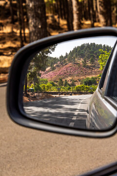 Paisaje reflejado en el espejo retrovisor.