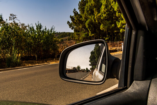 Paisaje reflejado en el espejo retrovisor.