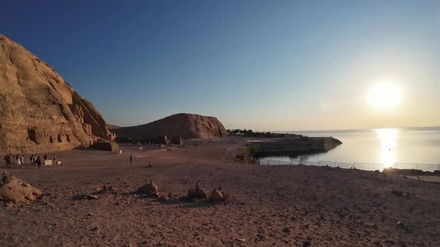 Amanecer en el templo de Ramses II en Abu Simbel, Egipto	