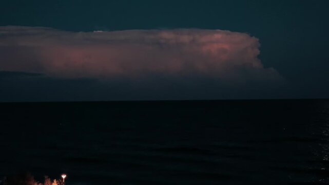 V&iacute;deo de tormenta mediterr&aacute;nea al anochecer, con nube rojiza sobre mar oscuro y horizonte sombr&iacute;o