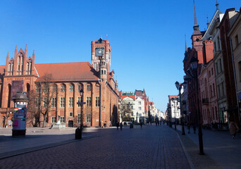 Gotycki ratusz z pomnikiem sławnego astronoma - dziedzictwo kulturowe, Toruń, Polska.. Gothic town hall in Torun, Poland  © 123108 Aneta