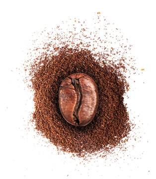 Roasted coffee bean with coffee powder close-up isolated on a transparent background