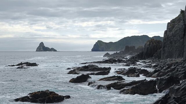 ごつごつとした岩が点在する海岸の風景。