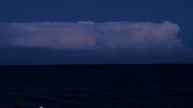 Nubes de tormenta sobre el mar Mediterr&aacute;neo frente a la costa del Maresme, El Masnou.