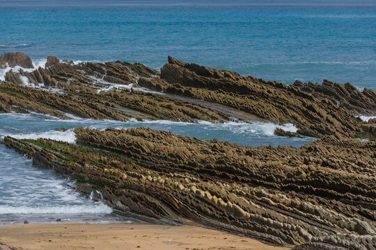  Markante Felsklippen als geologische Formation aus Steinschichten, Flysch am Itzurun-Strand in Zumaia, Spanien