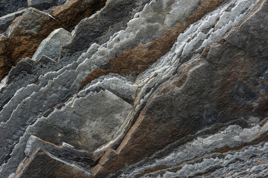 Geologische Formation aus Steinschichten aus Sandstein und Kalkstein, Flysch am Itzurun-Strand in Zumaia, Spanien