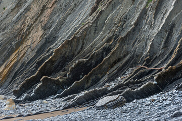 Fototapeta premium Geologische Formation aus Steinschichten aus Sandstein und Kalkstein, Flysch am Itzurun-Strand in Zumaia, Spanien