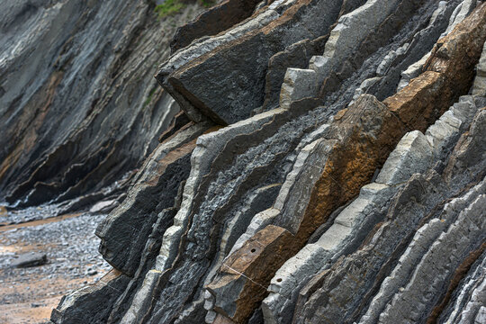 Geologische Formation aus Steinschichten aus Sandstein und Kalkstein, Flysch am Itzurun-Strand in Zumaia, Spanien