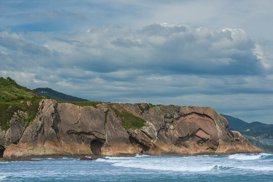 Markante Felsklippen als geologische Formation aus Steinschichten, Flysch am Itzurun-Strand in Zumaia, Spanien