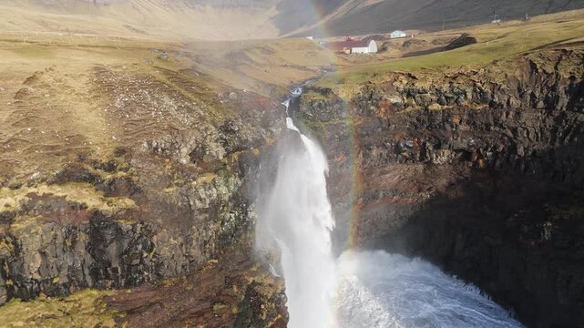 フェロー諸島の断崖を落ちる大瀑布と虹、ドローン空撮（Faroe Islands Waterfall and Rainbow Aerial 4K）