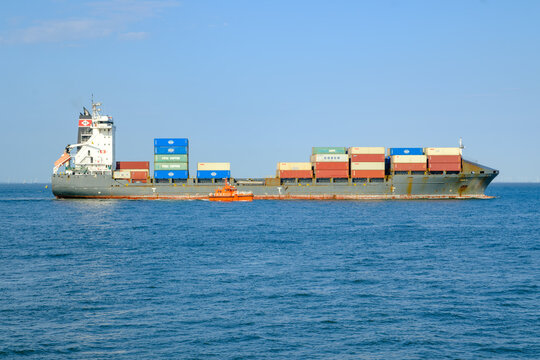 CUXHAVEN, DEUTSCHLAND &ndash; 05.08.2026: Das in  Portugal registrierte Containerschiff AVA D zusammen mit dem Lotsenverstzboot MEDEM auf der Elbe in H&ouml;he CUXHAVEN