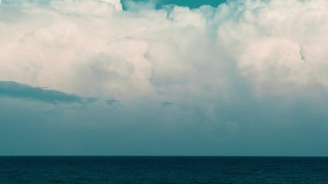 Nubes de tormenta sobre el mar Mediterr&aacute;neo frente a la costa del Maresme, El Masnou.