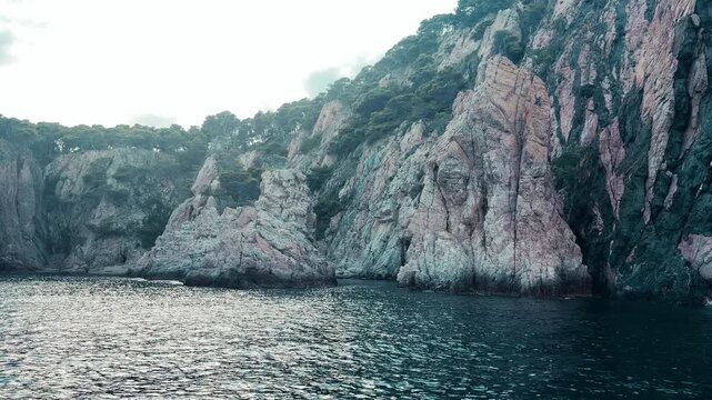 V&iacute;deo de cala rocosa con acantilados y mar en calma, en una atm&oacute;sfera costera serena.