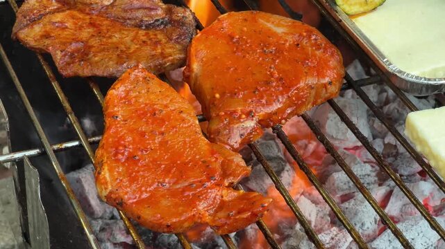Grillen von Fleisch auf einem Holzkohlengrill