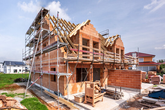 Neubau von einem Doppelhaus mit Ziegelsteinen