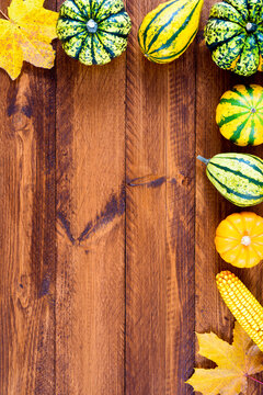 Herbst-Dekoration mit Bl&auml;tter und Fr&uuml;chte