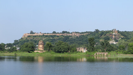 Obraz premium Panoramic Wide View of Chanderi Town from Chanderi Fort, Madhya Pradesh, India.