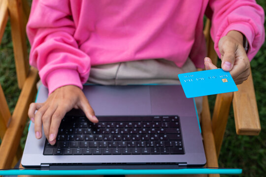 woman's hand with a credit card