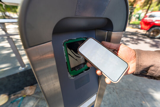 tap to pay for public transportation bus ticket