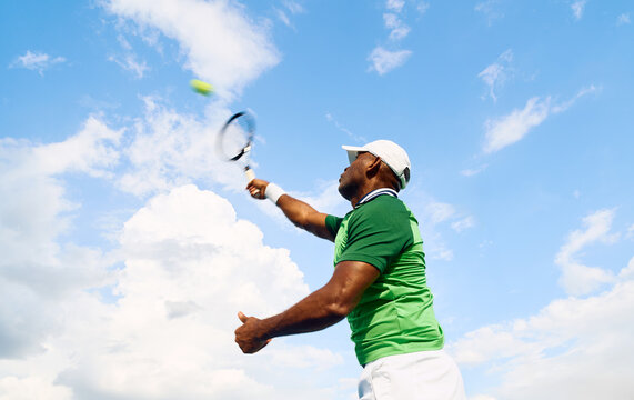 Black Tennis player sin motion