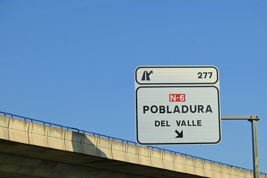 A road information sign on the A-6 motorway in Spain, indicating exit 277 towards Pobladura de Valle. July 29, 2026