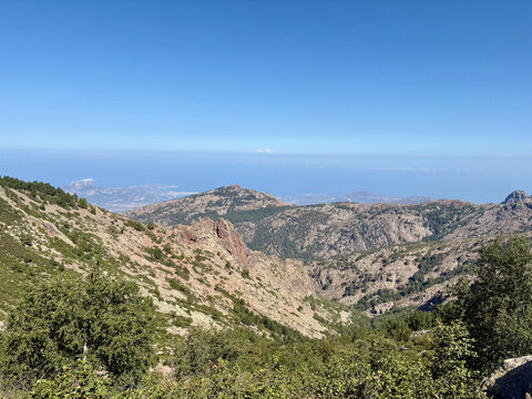 Paysage montagneux entre Ortu di u Piobbu et Carozzu sur la deuxi&egrave;me &eacute;tape du GR20 en Corse