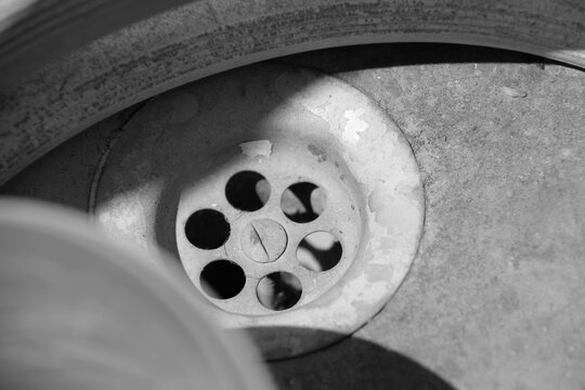 Detalle de viejo desag&uuml;e en blanco y negro