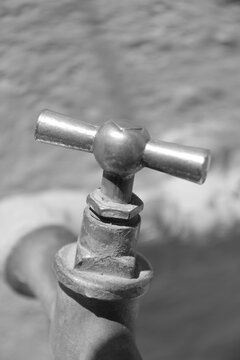 Detalle de grifo antiguo fotografiado en blanco y negro.