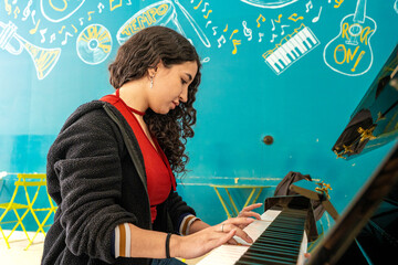 Woman pianist playing music on piano © Fabian Vargas
