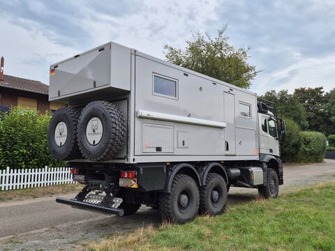 Mercedes-Benz Arocs 3345 6&times;6 mit Bliss Mobil 20-Fu&szlig;-Expeditionsaufbau (Wohnkabine)