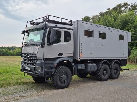 Mercedes-Benz Arocs 3345 6&times;6 mit Bliss Mobil 20-Fu&szlig;-Expeditionsaufbau (Wohnkabine)
