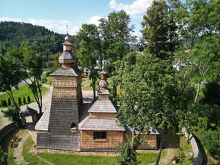 Powroznik - Polska Pięknie położona wieś w Beskidach i stara drewniana cerkiew, zdjęcie wykonane dronem. Cerkiew, góry, zdjęcie z drona, piękne miejsce © Konrad