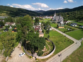 Powroznik - Polska Pięknie położona wieś w Beskidach i stara drewniana cerkiew, zdjęcie wykonane dronem. Cerkiew, góry, zdjęcie z drona, piękne miejsce © Konrad