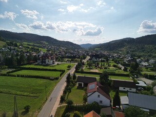 Powroznik - Polska Pięknie położona wieś w Beskidach i stara drewniana cerkiew, zdjęcie wykonane dronem. Cerkiew, góry, zdjęcie z drona, piękne miejsce © Konrad