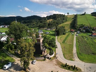 Powroznik - Polska Pięknie położona wieś w Beskidach i stara drewniana cerkiew, zdjęcie wykonane dronem. Cerkiew, góry, zdjęcie z drona, piękne miejsce © Konrad