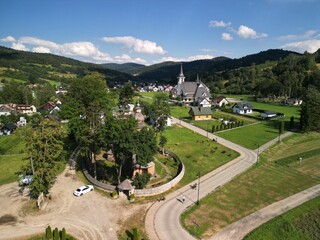 Powroznik - Polska Pięknie położona wieś w Beskidach i stara drewniana cerkiew, zdjęcie wykonane dronem. Cerkiew, góry, zdjęcie z drona, piękne miejsce © Konrad