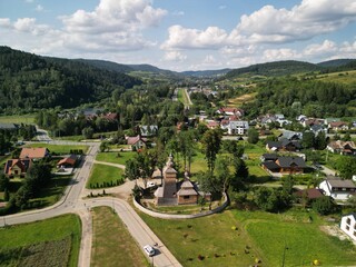 Powroznik - Polska Pięknie położona wieś w Beskidach i stara drewniana cerkiew, zdjęcie wykonane dronem. Cerkiew, góry, zdjęcie z drona, piękne miejsce © Konrad