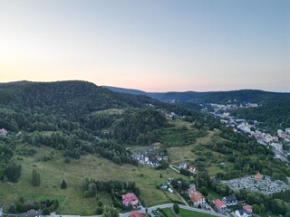 Krynica-Zdrój - Polska Pięknie położona cerkiew w górach Beskidach, zdjęcie wykonane dronem. Góry, podróż, Beskidy, pola, piękny widok, zdjęcie z drona © Konrad