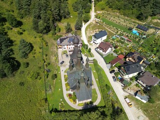 Krynica-Zdrój - Polska Pięknie położona cerkiew w górach Beskidach, zdjęcie wykonane dronem. Góry, podróż, Beskidy, pola, piękny widok, zdjęcie z drona © Konrad