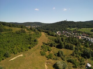 Krynica-Zdrój - Polska Pięknie położona cerkiew w górach Beskidach, zdjęcie wykonane dronem. Góry, podróż, Beskidy, pola, piękny widok, zdjęcie z drona © Konrad