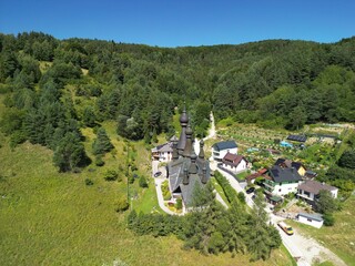 Krynica-Zdrój - Polska Pięknie położona cerkiew w górach Beskidach, zdjęcie wykonane dronem. Góry, podróż, Beskidy, pola, piękny widok, zdjęcie z drona © Konrad