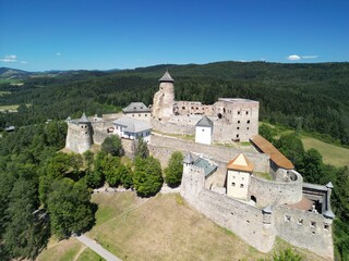 Zamek Lubowelski - Słowacja Pieknie położony zamek niedaleko gór, Tatr i Pienin, zdjęcie wykonane dronem z góry. Zamek, góry, przyroda, drzewa, dron, podróż © Konrad