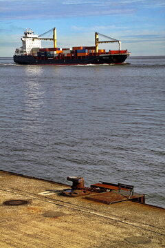 Containerschiff vor Cuxhaven