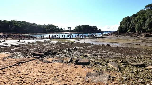 D&eacute;barquement de passagers pour l' &icirc;le de Br&eacute;hat en Bretagne