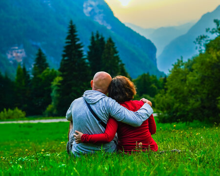 Una coppia abbracciata al tramonto in montagna