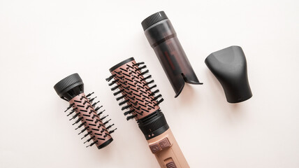 Obraz premium Rotating hot air brush with interchangeable barrels and nozzle for versatile styling