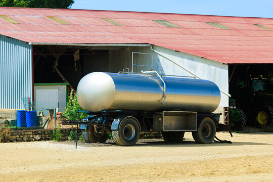 Citerne agricole stationn&eacute;e devant un hangar dans une ferme de Bourgogne.